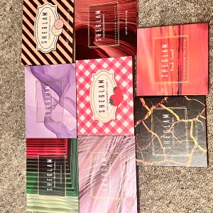 Ögonskuggspalett  - Säljer dessa ögonskuggspaletter från sheglam. De är aldrig använda säljer för 50kr styck plus frakt eller 2 för 80kr plus frakt . Vill man köpa fler skickas alla i samma paket. Köparen står för frakten. 