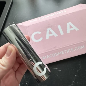 CAIA BB-stick - CAIA BB-stick 20C. Fick hemma denna igår och såg direkt att färgen var för mörk för mig så säljer den här istället, har bara öppnat och kollat på den men original förpackning är kvar och har aldrig använt eller testat den.