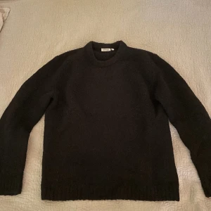 WEEKDAY Kalle Sweater - Hej! Tröja från weekday med ”fuzzy” tyg. Känns lyxig för att vara från weekday. Nypris 600
