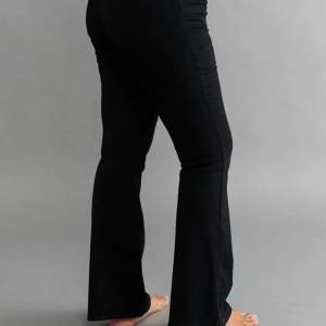 Fina bootcut jeans från Gina tricot, perfekt låg midja! Inte använda mycket🥰 (frakt tillkommer) pris går att diskutera 