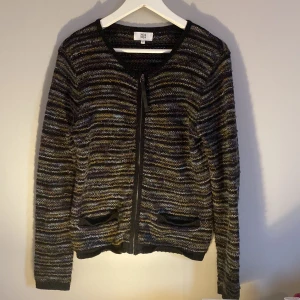 Glittrig kofta - Assnygg glittrig kofta och perfekt nu till vintern när det enda man vill ha på sig är stickat!!! Köparen står för frakt💕💕