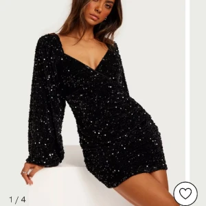 Glitterklänning - Säljer min superfestliga gliitterklänning ändast använd en gång. Passar perfekt nu till jul och nyår. Köpt förra året för 799kr🪩💗