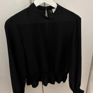 Oanvänd blus - Enkel och snygg blus. Funkar till alla tillfällen 🤍