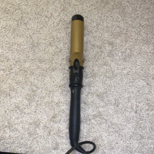 Locktång  - Blir stora ”hollywood” lockar med denna. Föredrar mindre därav har den inte kommit till användning många gånger 