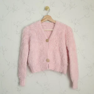 Fluffig stickad kofta - Fler bilder och beskrivning kommer upp inom kort