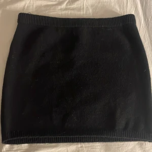 Kjol  - Fin stickad kjol som aldrig är använd 