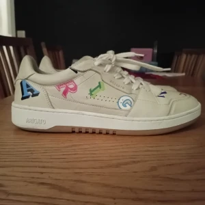 Arigato skor - Skor i storlek 44 (tror egentligen dom är 43) Kan mötas upp runt borås eller så hämtas de vid dörr👍 Går att pruta