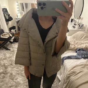 Trekvartsärmad jacka - Ljusgrå trekvartsärmad jacka, liknar herno jackan super mycket!! Så fin men kommer ej till användning så vill sälja, passar en XS/S men även M beroende på hur man vill att den ska sitta💗