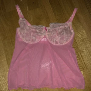 Spetstopp - Supersöt topp! Kan användas ute eller som hemma 🥰tyvärr passar ej längre, har ungefär 85b och den satt super på mig, går att ha bh under om man vill 