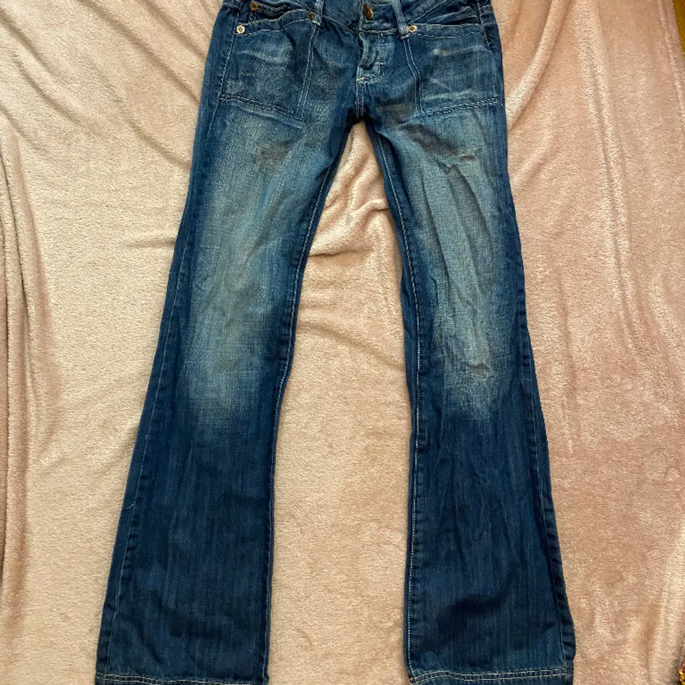 Jätte fina Lågmidjade bootcut jeans! Säljer för att de tyvärr är för små för mig! Jag har aldrig använt dem! Jätte bra skick. Skriv gärna vid frågor💕💕. Jeans & Byxor.