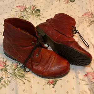 rödbruna kängor - perfekta höst/vinterkängor i rödaktigt läder! så fin kvalitet och i bra skick. kan lätt putsas så blir dom som nya!