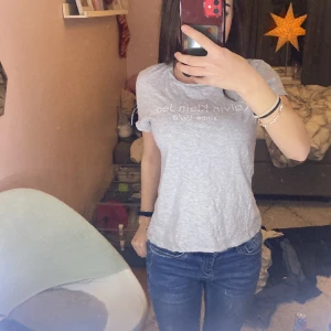 Calvin Klein T-shirt - En fin Calvin Klein t-shorts som inte används🫶🏼 Pris kan diskuteras