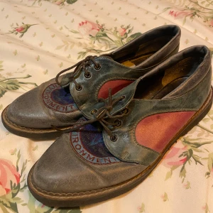 vintage skor - äkta vintage-skor i grönt och rött läder köpta under 90-talet i australien! sjukt coola och unika i bra skick <3