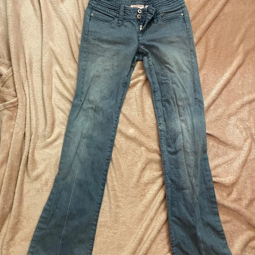 Jätte snygga ljusblå/gråa jeans! Dem är bootcut och lowwaist, tyvärr är dem för små för mig så jag kan inte visa en bild på. Skriv gärna vid frågor och funderingar💕. Jeans & Byxor.