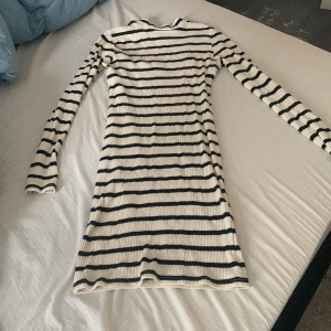 Stickad klänning❤️ - Stickad klänning med fina öppningsdetaljer på rygg. Passar xs/s I fint skick❤️ så snyggt nu på vinter med ett par boots och pälsjacka💕