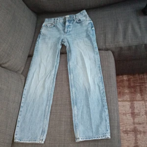 Jeans från Gina Tricot  - Raka jeans från Gina Tricot i storlek 32, säljer pågrund av att dem används inte. Köpta för 500kr.