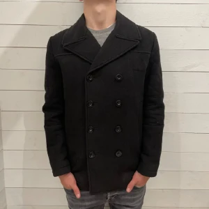 2000 - Tja! Säljer du denna tiger of Sweden dubbelknäppta rock. Den sitter som en m skulle jag säga. Nypris ligger runt 8000 men mitt pris är alltid prutbart;) den är sliten inuti men det är inget som syns, annars är den i perfekt skick 😊