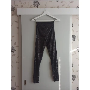 Paljettbyxor / leggings, H&M, Strl XS/34, nyår, fest - Paljettbyxor från HM i storlek 34/Xs i bra skick! Köparen betalar frakten. OBS! Jag kan inte skicka något vecka 26.