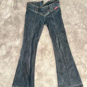 Så coola och unika jeans som tyvärr inte kommer till användning längre. De har en söm i mitten och saknar fickor, blixtlås i bak och mer utsvängda vid fötterna.   Mått: 46 cm midja rakt över, 86 cm innerbenet💕 jag är 176!