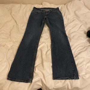 Pearson jeans  - Lätt bootcut lowwaist/midwaist jeans från Pearson, midja 38/39 cm rakt över, innerbenslängd 80 cm. Obs ena benet tror jag vrider sig litegrann därav billigt pris 