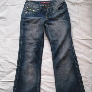 Vintage Jeans - De är s men ganska små i stolken så kanske passar bättre på en xs. Nästan aldrig använda.   33x91 i mått