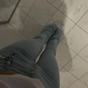 Bootcut jeans - Snygga bootcut jeans i ljusblå färg🙏🏼 helt oanvända