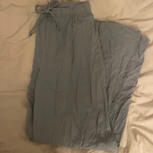 Tunna mjukisbyxor  - Knappt använda mjukisbyxor från HM, vida i benen✨ 