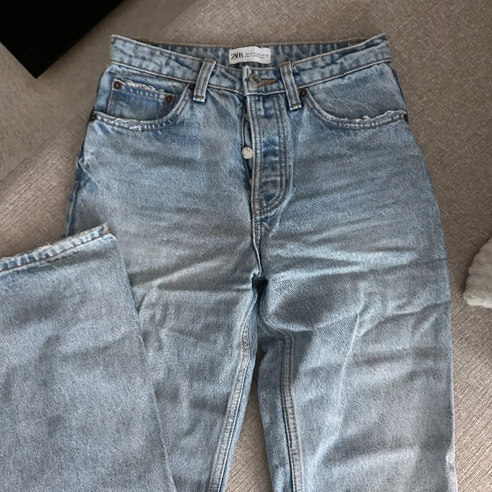 Zara mid waist, straight leg jeans. Jeans & Byxor.