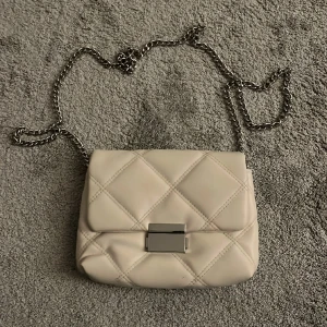 Handväska - Gullig handväska. Få gratis vid köp av något annat