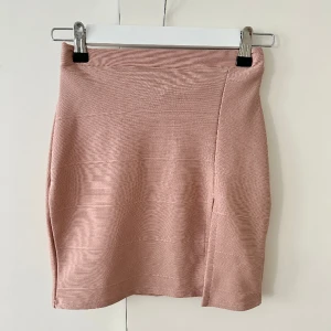 Ribbad mini kjol  - Hög midja använd några gånger 