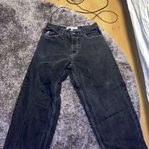 Big boys - Svarta big boys i relativt bra skick. Dem är bara lite söndriga längst ner på byxorna. Priset kan diskuteras