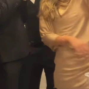 Guldig klänning - Säljer denna fina klänning, perfekt till tex nyår! Samma som på tiktok videon fast lång, tror hon på videon har sytt upp den vilket man enkelt kan göra! Helt oanvänd med lapparna kvar. Säljer en likadan fast i svart också!! Lånade bilder