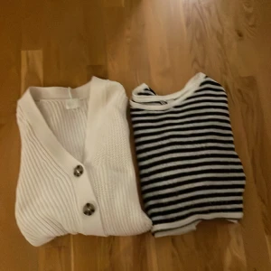 2 jätte söta stickade tröjor - Jag säljer två stickade tröjor! En natur vit som är som en kofta och en svart o vit randig som är lite croppad! Använda fåtal gånger. Inga fläckar eller hål! Pris kan diskuteras💜150kr för båda och 85kr styck.💜