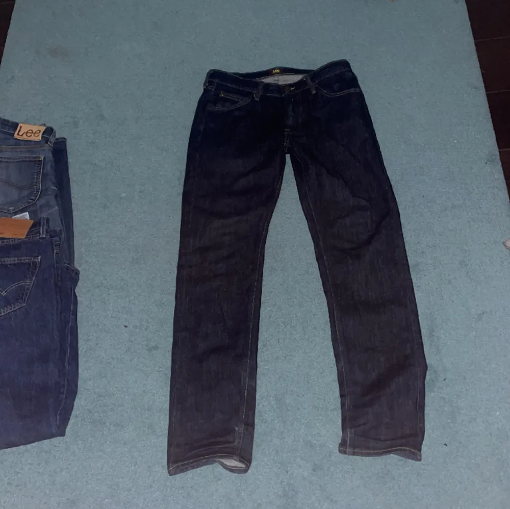 Lee jeans i 9/10 skick sjukt snygga men måste sälja av mig några jeans nu, skriv privat för mer bilder eller funderingar, priset är inte ristat i sten!;). Jeans & Byxor.