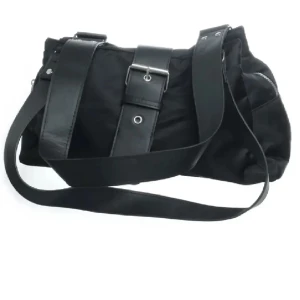 Väska - Svart väska från hm. Aldrig använd, så den är så gott som nyskick. Kommer tyvärr inte till användning därav säljes