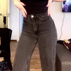 Svarta jeans som är lite ”washed” i färgen, vilket gör de mer åt de väldigt mörk gråa hållet. Väl använda men hela och fina! Storlek 36✨✨