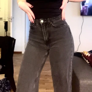 Svarta jeans - Svarta jeans som är lite ”washed” i färgen, vilket gör de mer åt de väldigt mörk gråa hållet. Väl använda men hela och fina! Storlek 36✨✨