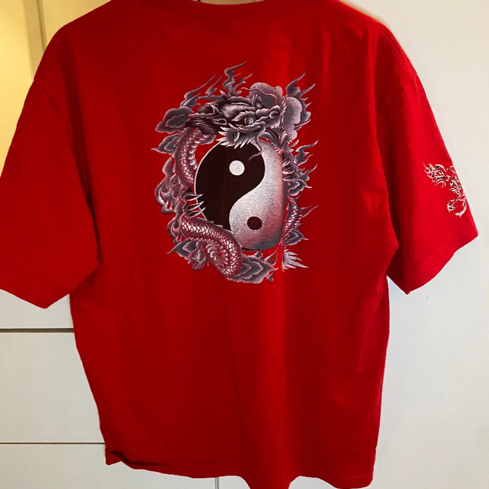 Jättensnygg röd T-shirt med drake och yinyan print ♥️. T-shirts.