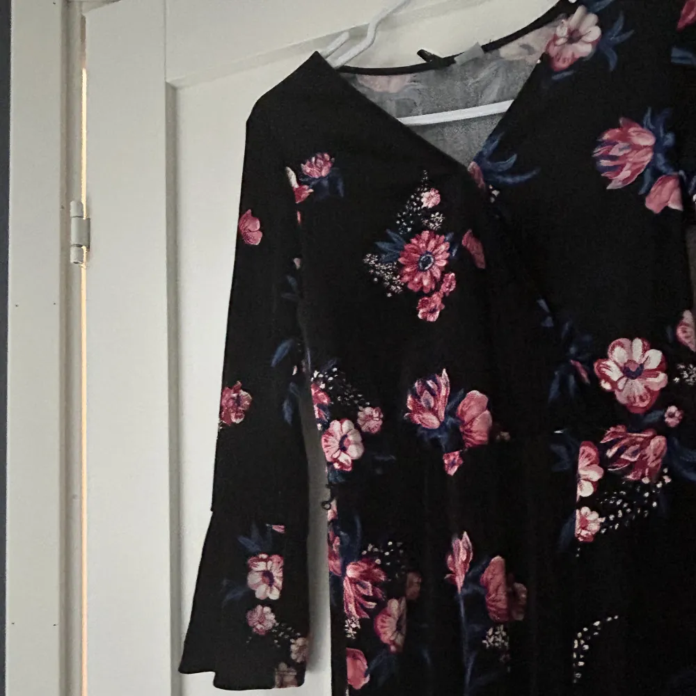 Velour klänning med blommig mönster köpte från H&M. Passar till Jul och andra tillfällen. Normal i storlek och i my let bra skick. Använd bara 2 gånger.  . Klänningar.