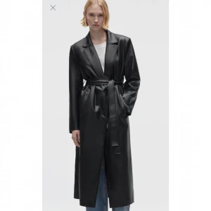 Skinnkappa ZARA - Använd 3 gånger. Nyskick 🖤 