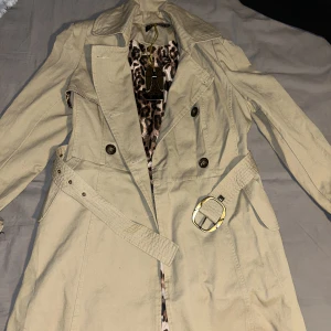 Kappa - En beige kappa som jag aldrig använt pris lapp finns även kvar. Helt ny o fin. Storlek L står det på den men den passar S/M