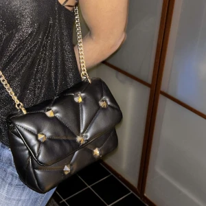 Svart handväska  - Säljer denna fina väska från zara, den finns inte längre på hemsidan🥰