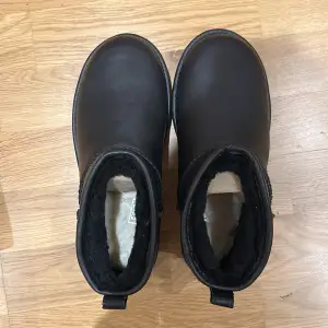 Clasic ultra mini ugg Svart färg  Storlek 38 Använda 1 gång  