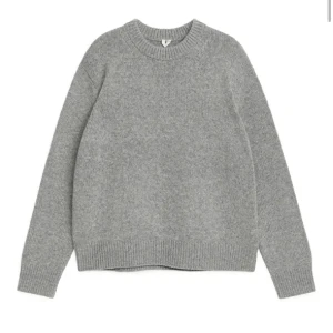 Arket tröja - Stickad tröja från ARKET❤️ använt skick, nyligen avnoppad! Säljer åt min pojkvän (passar även på tjejer🥰)