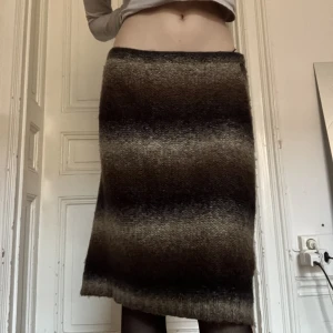 Stickad midikjol - Jättefin stickad 90-tals kjol, är perfekt till hösten. Knappt använd av mig men köpt second hand. Stl M men passar lågmidjat på mig som är S. Pris kan diskuteras. Köparen står för frakten men kan även mötas upp på Södermalm i Stockholm. 