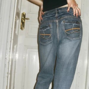Boyfriend jeans 2000s  - Baggy och urtvättade boyfriend jeans, avklippta i benen men övrigt i bra skick. Perfekta vardagsjeans. Passar lågmidjat för mig som är stl 34. Priset kan diskuteras. Köpare står för frakt men kan annars mötas upp på Södermalm i Stockholm 