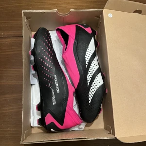 Adidas Predator Accuracy.3 - Adidas Predator Accuracy .3. Skick 10/10 använda 5 gånger. Inga slitningar. Lite liten i storlek