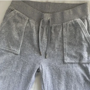 gråa juice byxor  - säljer mina juciy som jag inte har använt i 6 månader och fick den i julklapp 