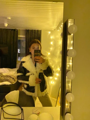 Skinnjacka med päls - En helt oanvänd skinnjacka med kontraster av vit mjuk päls. Insidan är täckt av päls den med vilket gör den väldigt varm.  Har ej använt då storleken ej kändes bra. Men super fin jacka som är som ny!  Köpt för ca 800:-.  Pris kan diskuteras. 💕