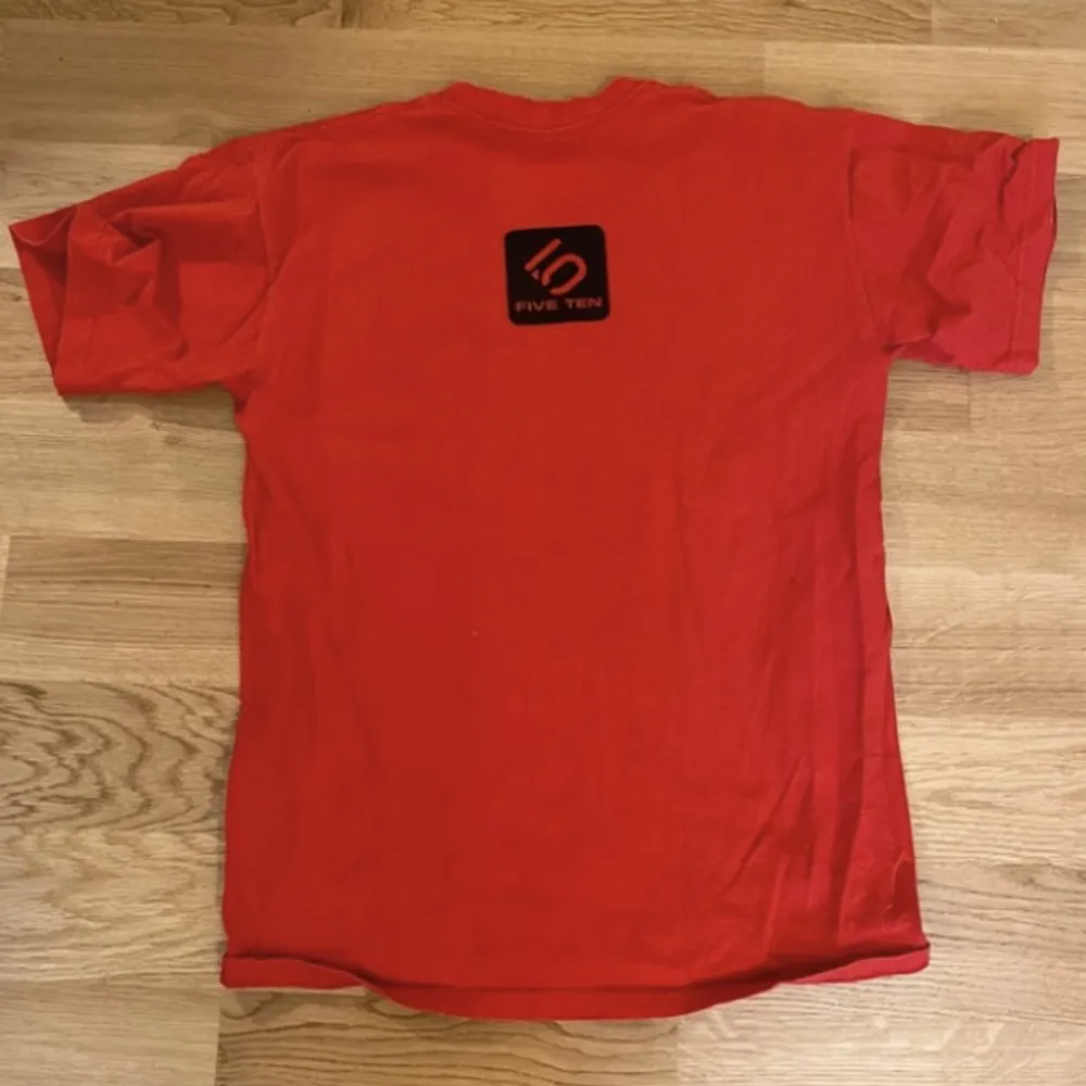 Jättefin röd T-shirt med texten ”Five ten”🥰. T-shirts.